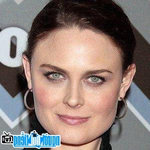 Latest Picture of TV Actress Emily Deschanel