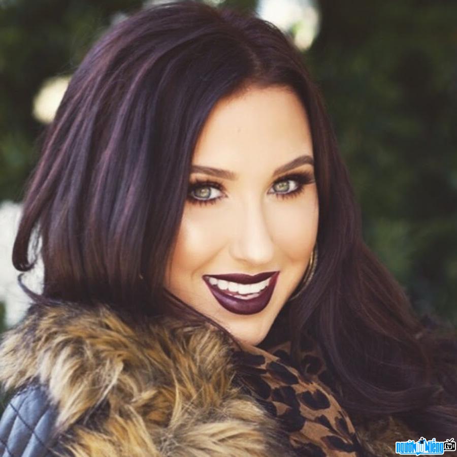 Picture of beauty blogger Jaclyn Hill personality with dark colors