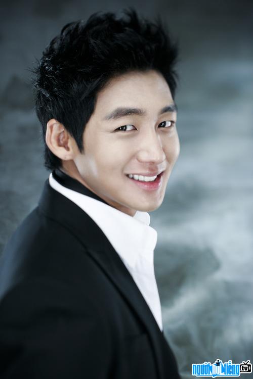 Another portrait image of actor Lee Tae-sung
