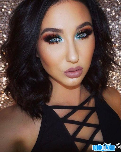 Jaclyn Hill sở hữu một lượng fan lớn trên mạng xã hội