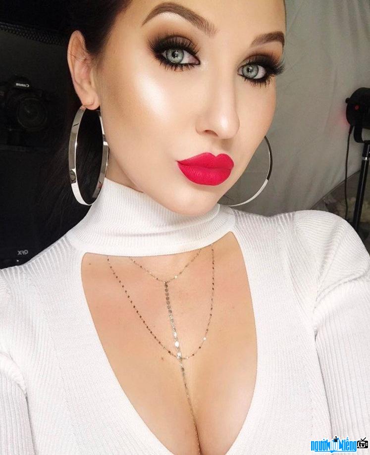 Jaclyn Hill là một beauty blogger được nhiều thương hiệu mời cộng tác