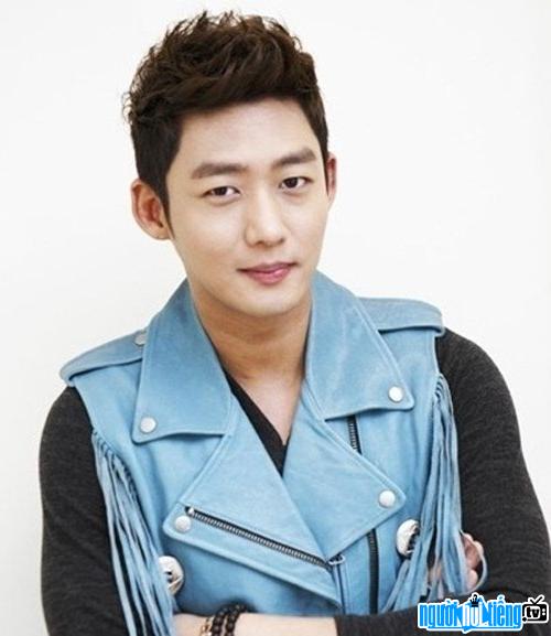 The handsome look of actor Lee Tae-sung