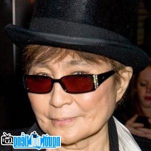 Một bức ảnh mới về Yoko Ono- Nhà hoạt động nổi tiếng Tokyo- Nhật Bản
