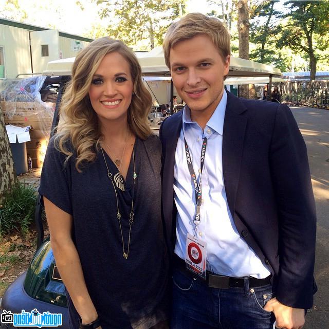  Ronan Farrow with colleague Carrie Underwood at Global Citizen Festival