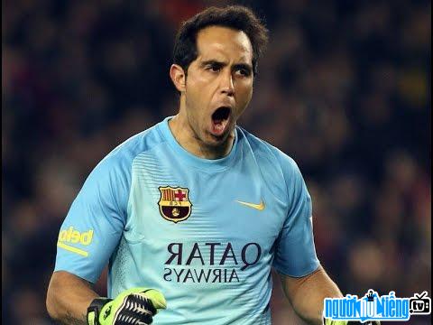 Picture of goalkeeper Claudio Bravo in the match