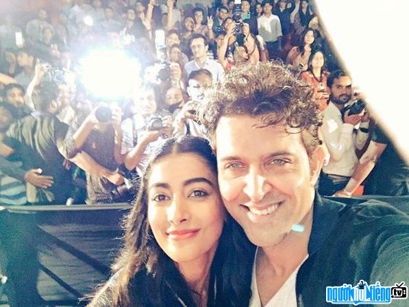 Actor Hrithik Roshan shows a love photo with a beautiful girl