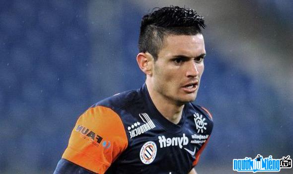 Hình ảnh cầu thủ Remy Cabella trên sân cỏ