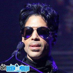 Một hình ảnh chân dung của Ca sĩ R&B Prince