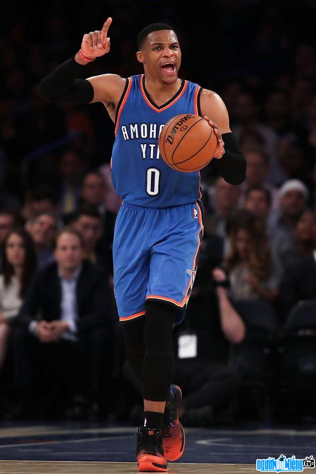 Hình ảnh cầu thủ bóng rổ Russell Westbrook trên sân thi đấu