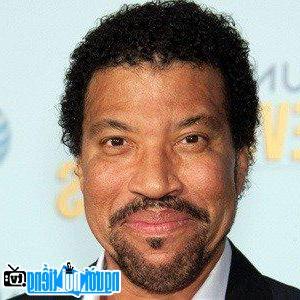 Một hình ảnh chân dung của Ca sĩ R&B Lionel Richie