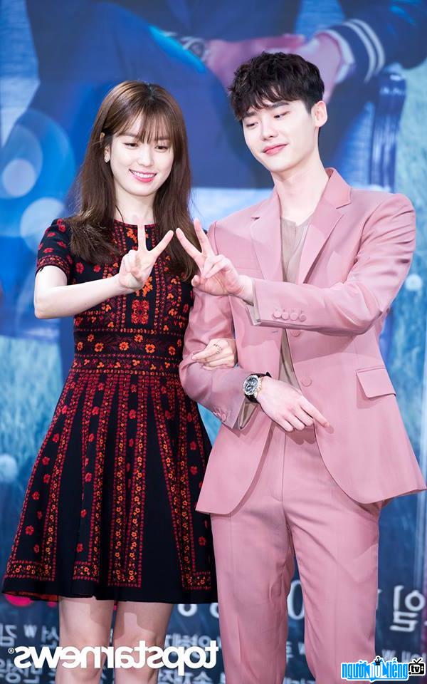 Bức ảnh diễn viên Han Hyo-joo và Lee Jong Suk