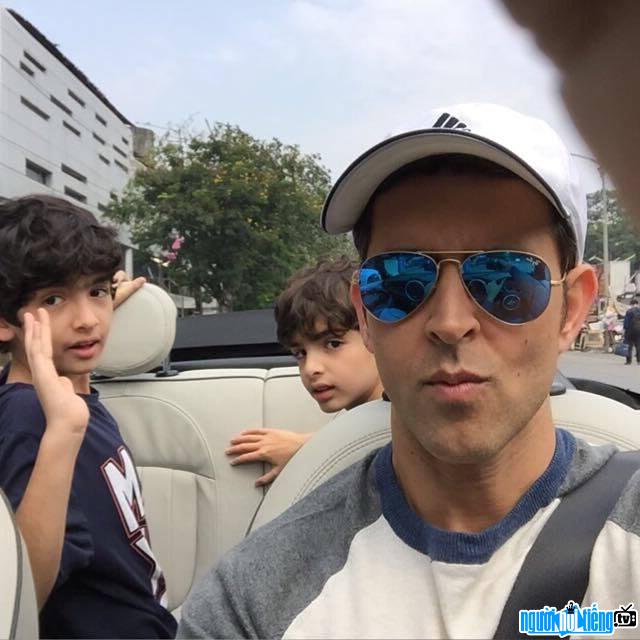  actor Hrithik Roshan shows off photos of going out with his son