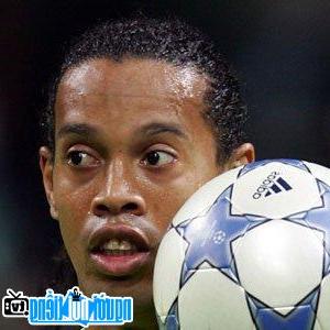 Thực hư chuyện Messi chi 4 triệu euro 'giải cứu' Ronaldinho