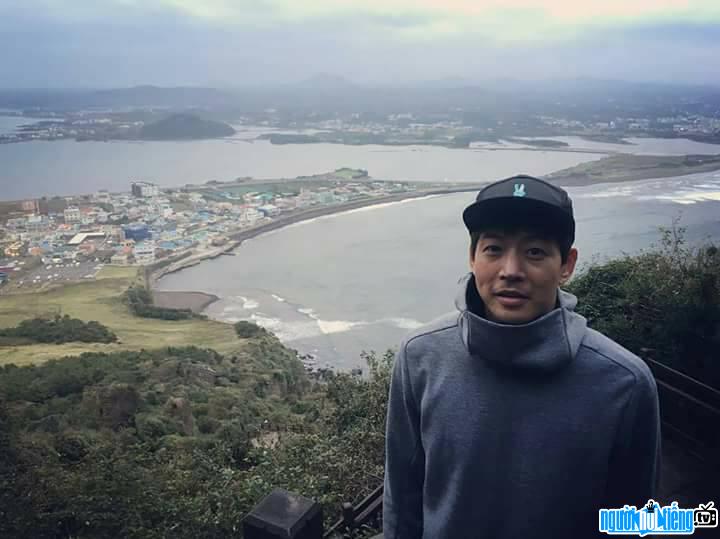 Actor Lee Sang-yoon shows off travel photos