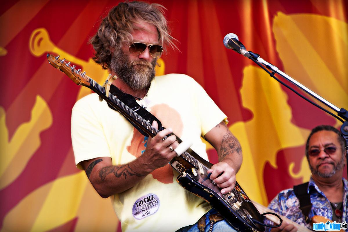 Picture of Anders Osborne playing hard