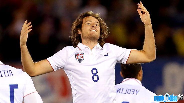Mix Diskerud's victory image on the pitch
