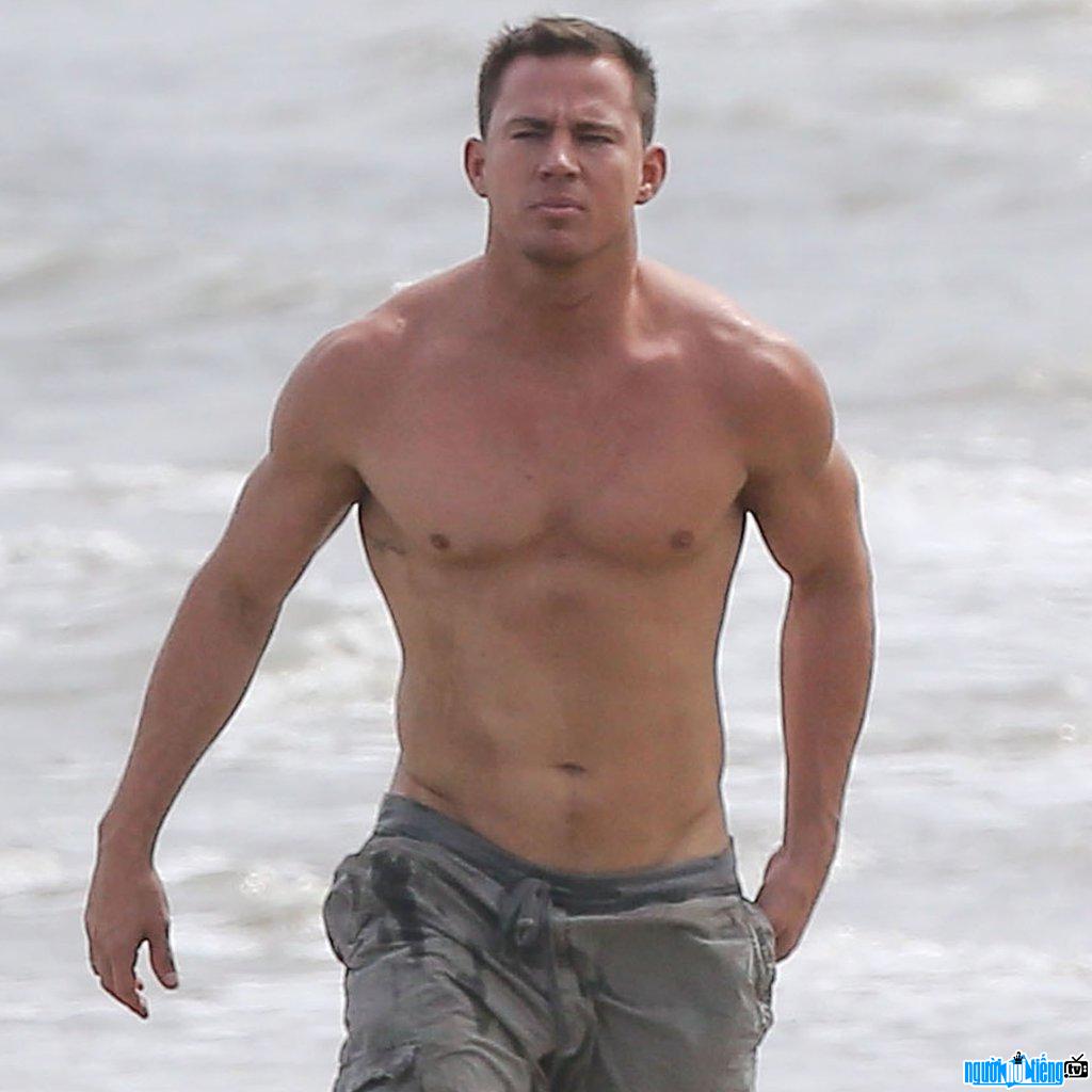 Hình ảnh diễn viên Channing Tatum khoe thân hình săn chắc trên bờ biển