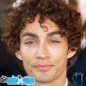 A New Picture Of Robert Sheehan- Famous Irish Actor