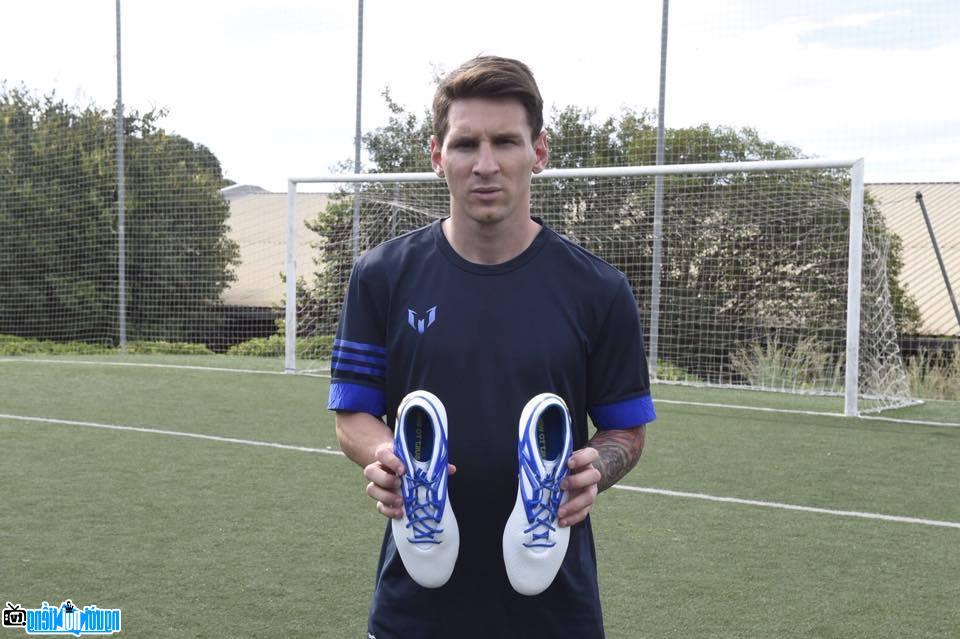 Messi with shoes on the training field