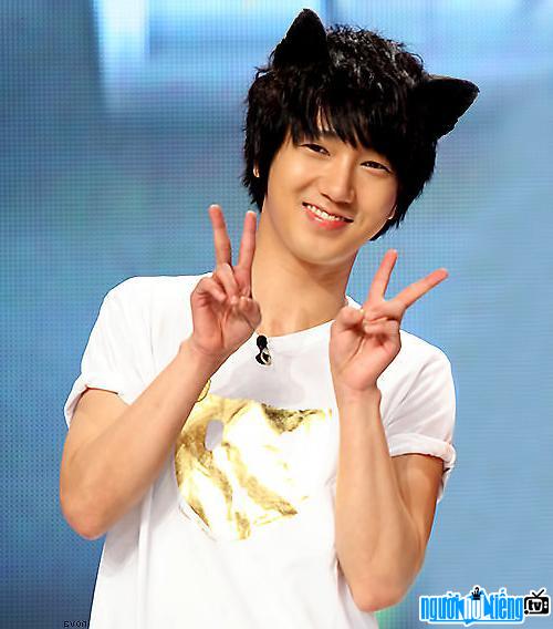 Yesung poses very cutely