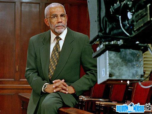  Ed Bradley - the first black reporter for White House television