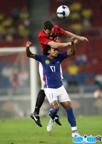 Hình ảnh tranh chấp bóng của cầu thủ Mohd. Amri Yahyah