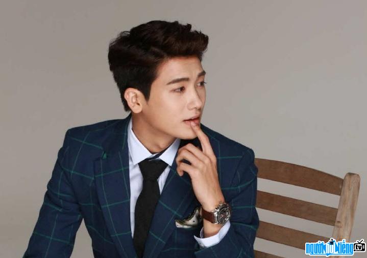 Picture of male singer Park Hyung-sik elegant and manly