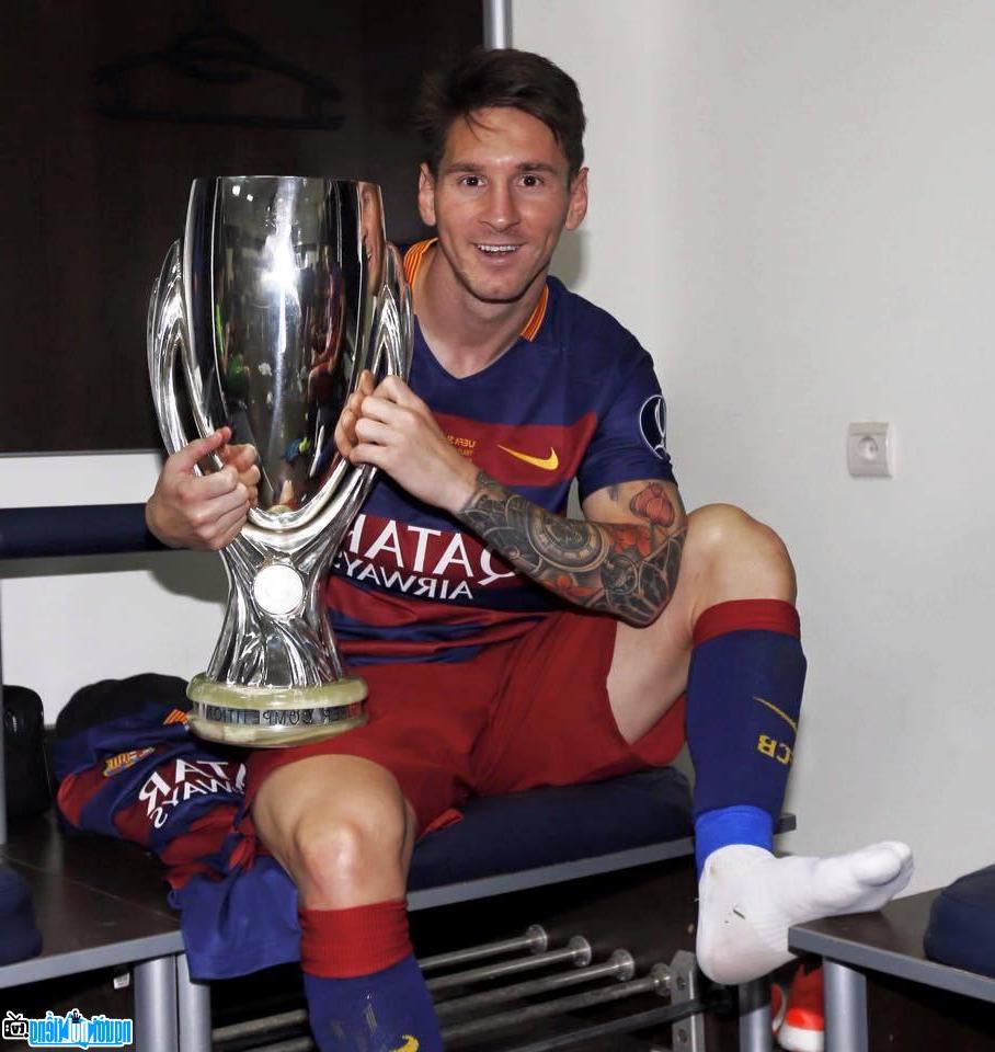 Messi taking a selfie with a new trophy