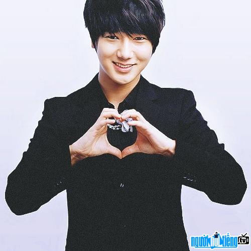 Yesung is sweet with a heart shape