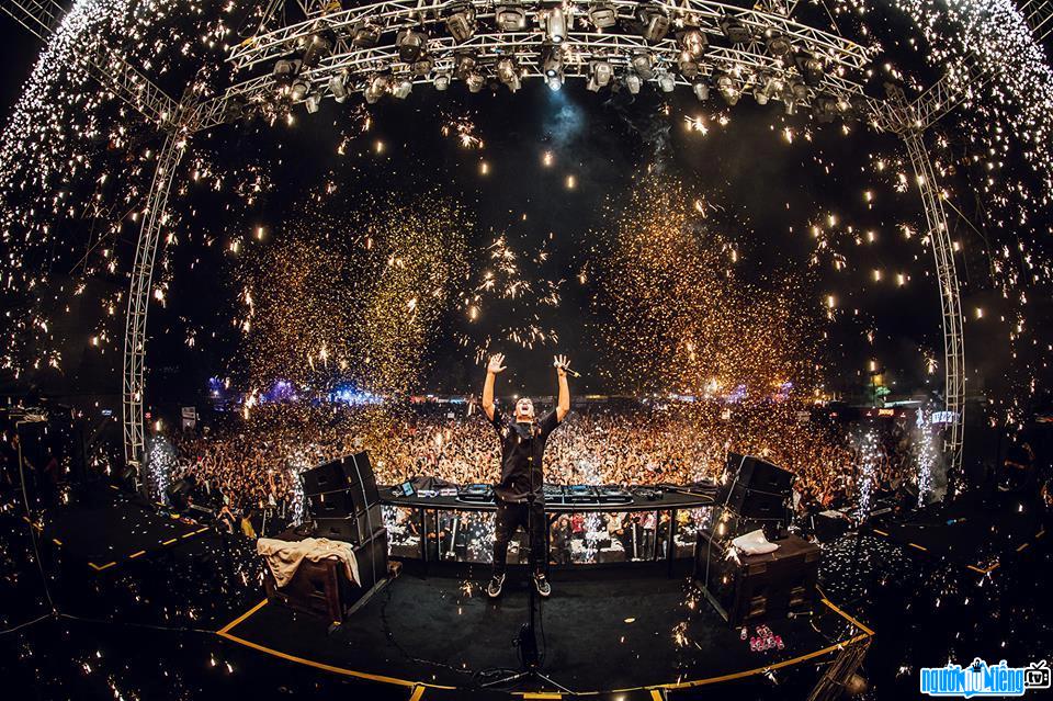 Hình ảnh nam DJ Martin Garrix tại một sân khấu âm nhạc hoành tráng