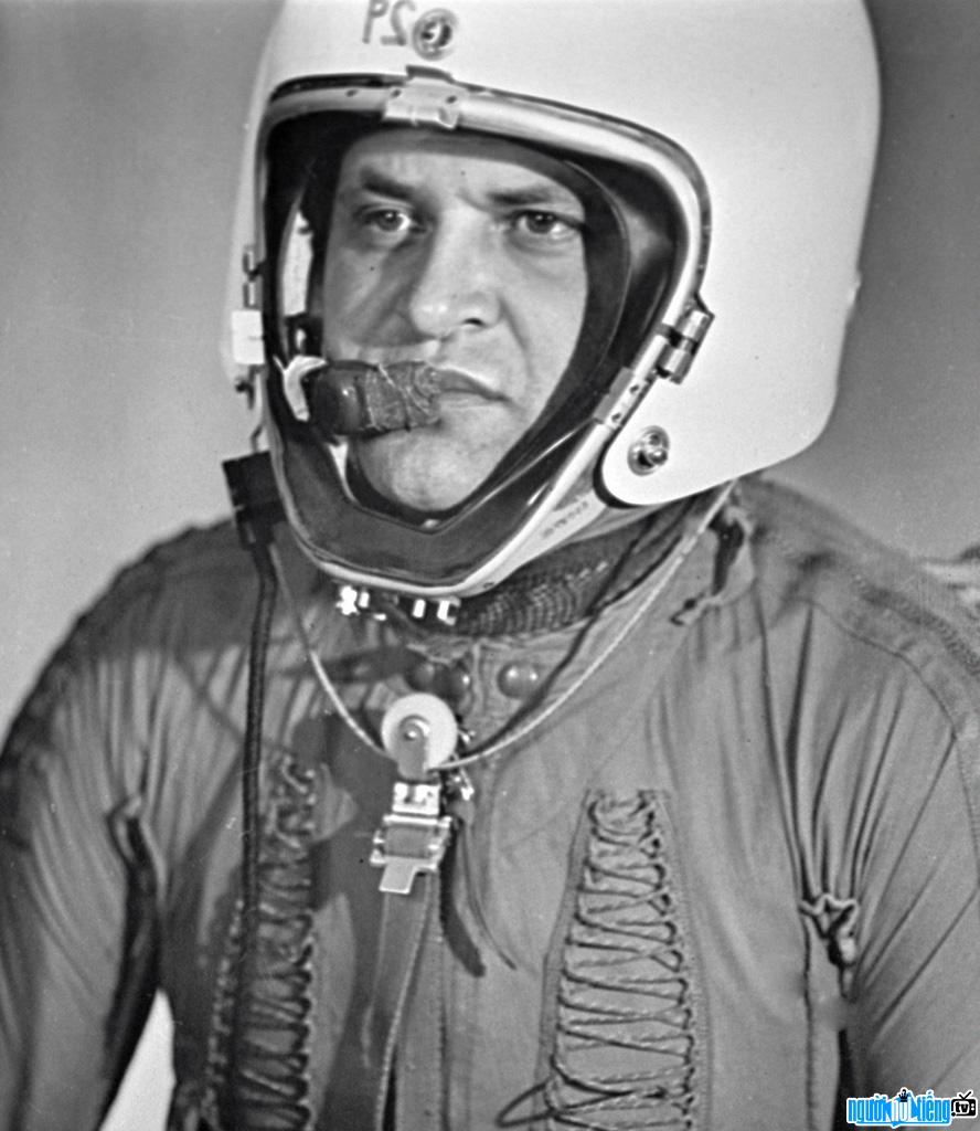 Picture of pilot Francis Gary Powers in special flight attire in 1960