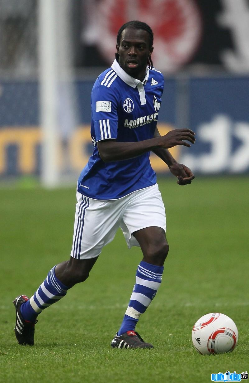 Image of Hans Sarpei on the pitch