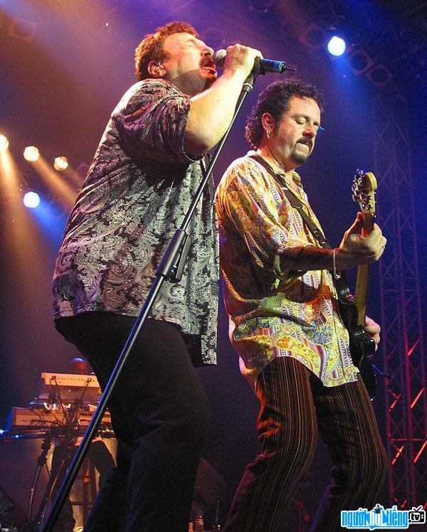 Picture of Bobby Kimball giving his best on stage