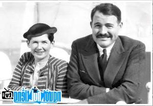 Hai vợ chồng Pauline Pfeiffer và Hemingway
