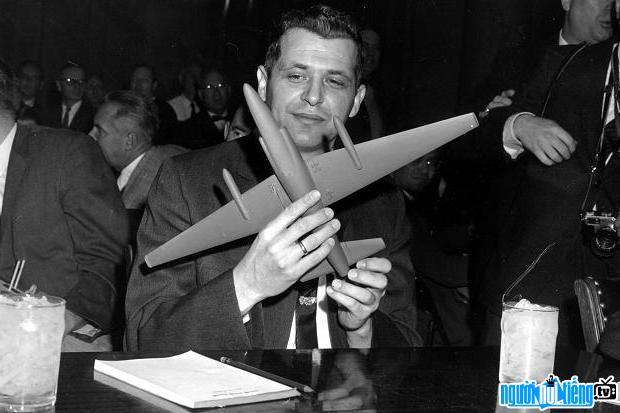 Picture of pilot Francis Gary Powers in court while sitting as a witness