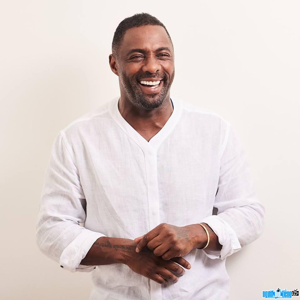 Một hình ảnh chân dung của Nam diễn viên truyền hình Idris Elba
