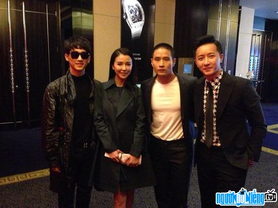 Yoo Seung-jun with his colleagues