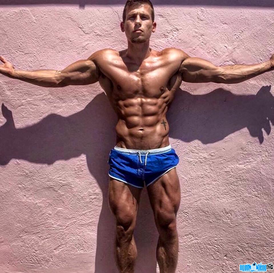 Bức ảnh sao Youtube Lazar Novovic  khoe thân hình đẹp và cơ bụng 6 múi