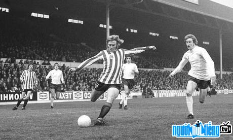 Tony Currie picture on the pitch