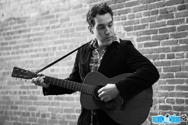  Image of Joshua Radin passionately playing music