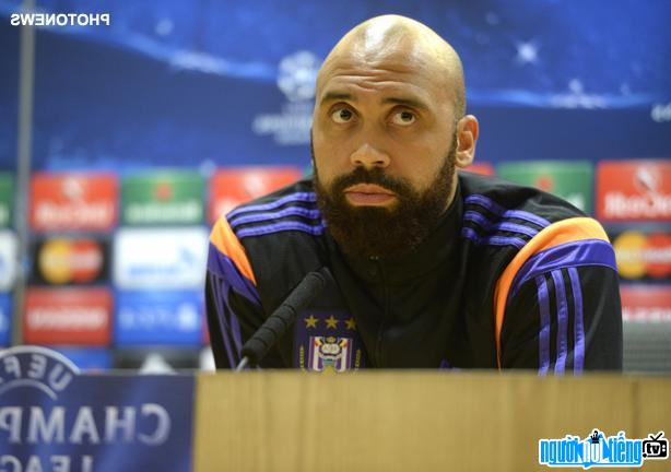 Picture of Anthony Vanden Borre giving an interview