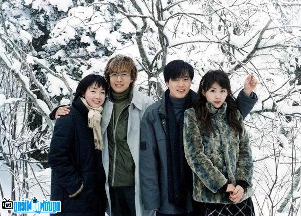  Bae Yong-joon and his co-stars in the hit movie "Winter Sonata"