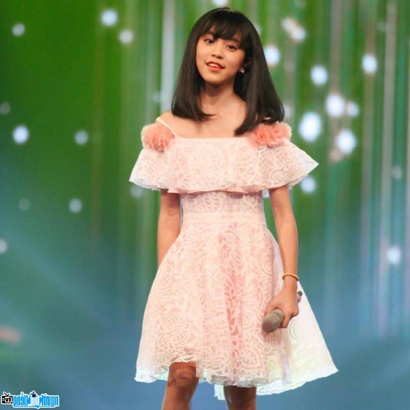Child singer Nguyen Mai Thuy Anh is charming on stage