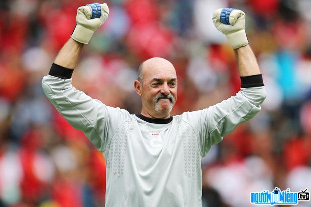 Hình ảnh thủ môn Bruce Grobbelaar trên sân cỏ