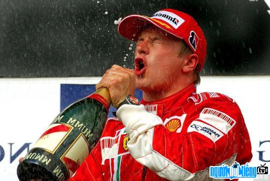 Kimi Raikkonen ăn mừng chiến thắng.