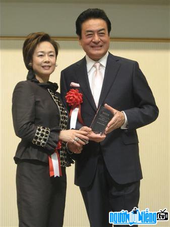 Takahashi Hideki cùng với người vợ của mình