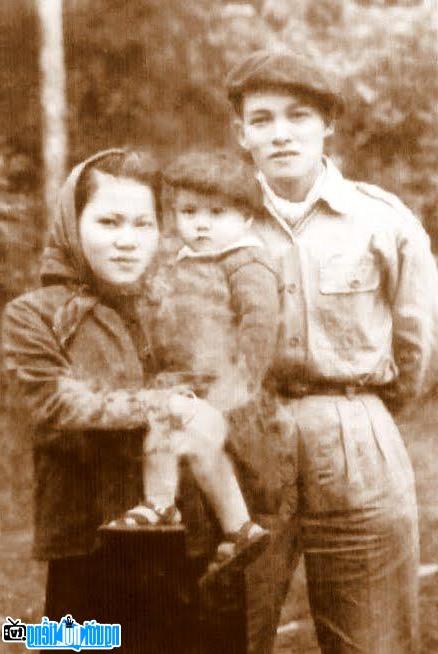 Vợ chồng Nhà thơ Lưu Quang Thuận và con trai ở Việt Bắc (năm 1949)