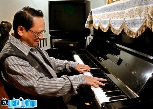  Picture of musician Vinh Cat with a familiar piano