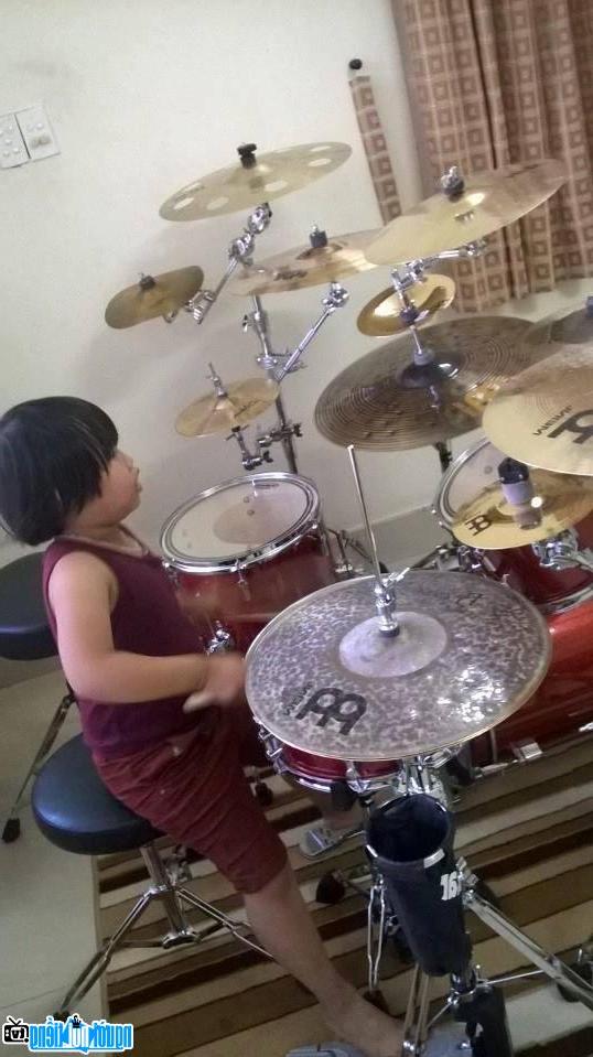 Photo Trong Nhan practicing drums