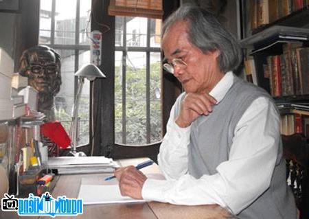 Writer Son Tung at his desk
